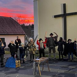 Die Kinder singen 'Wir Sterne halten zusammen'