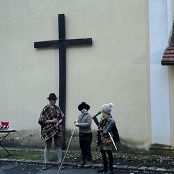 Am Hl. Abend wurde das Krippenspiel am Platz hinter der Pfarrkirche nochmals aufgeführt.