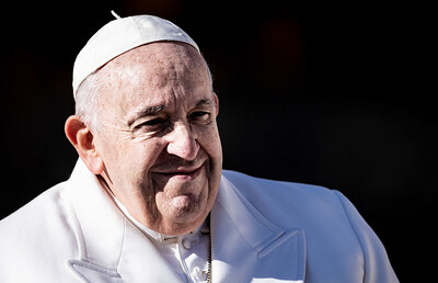 Papst Franziskus, der seit Freitag in der römischen Gemelli-Klinik stationär behandelt wird.