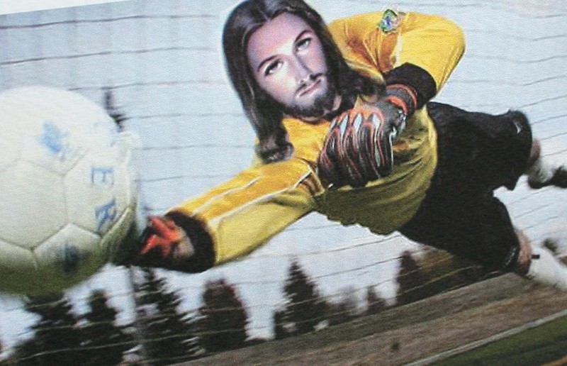 Chris M. / flickr.com 'Jesus saves' ('Jesus rettet') ist dieses Bild untertitelt. Nicht selten findet religiöses Vokabular in der Fußballsprache Niederschlag.